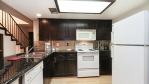 Fridge, microwave, oven, stovetop - Resort Attractions (Willis)