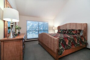 Laptop workspace, blackout drapes, soundproofing, iron/ironing board - Resort Attractions (Willis)