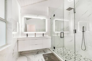 Baignoire, séchoir à cheveux, serviettes fournies, shampooing
