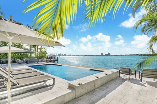 Bayfront Escape Poolside Luxury Villa with Sunset Views