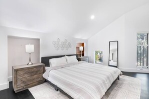4 bedrooms, in-room safe, desk, iron/ironing board