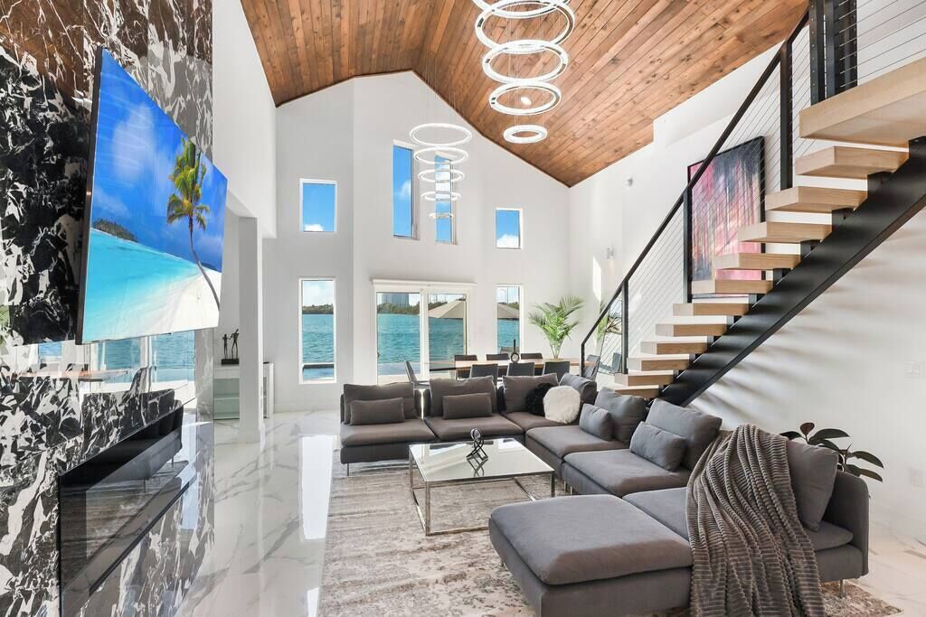 Smart TV, fireplace, stereo, offices