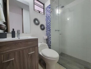 Een douche, een haardroger, handdoeken, zeep
