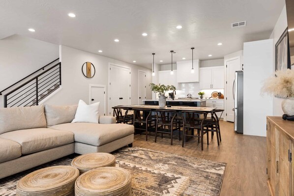 TV, ping pong - Desert Daydream: Desert Color Lagoon + Beaches (St. George)