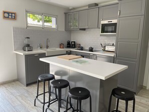 Réfrigérateur, micro-ondes, four, plaque de cuisson