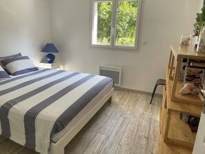 2 chambres, coffres-forts dans les chambres, fer et planche à repasser