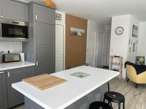 Réfrigérateur, four à micro-ondes, un four, surface de cuisson