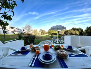 Outdoor dining - ALBUFEIRA BALAIA GOLF VILAGE 1 WITH POOL by HOMING (Albufeira)
