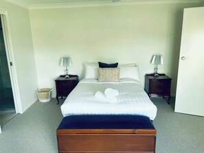 2 bedrooms, iron/ironing board, Internet, bed sheets - Peaceful 2 Bedroom Home (Wagga Wagga)