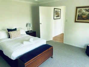 2 bedrooms, iron/ironing board, Internet, bed sheets - Peaceful 2 Bedroom Home (Wagga Wagga)