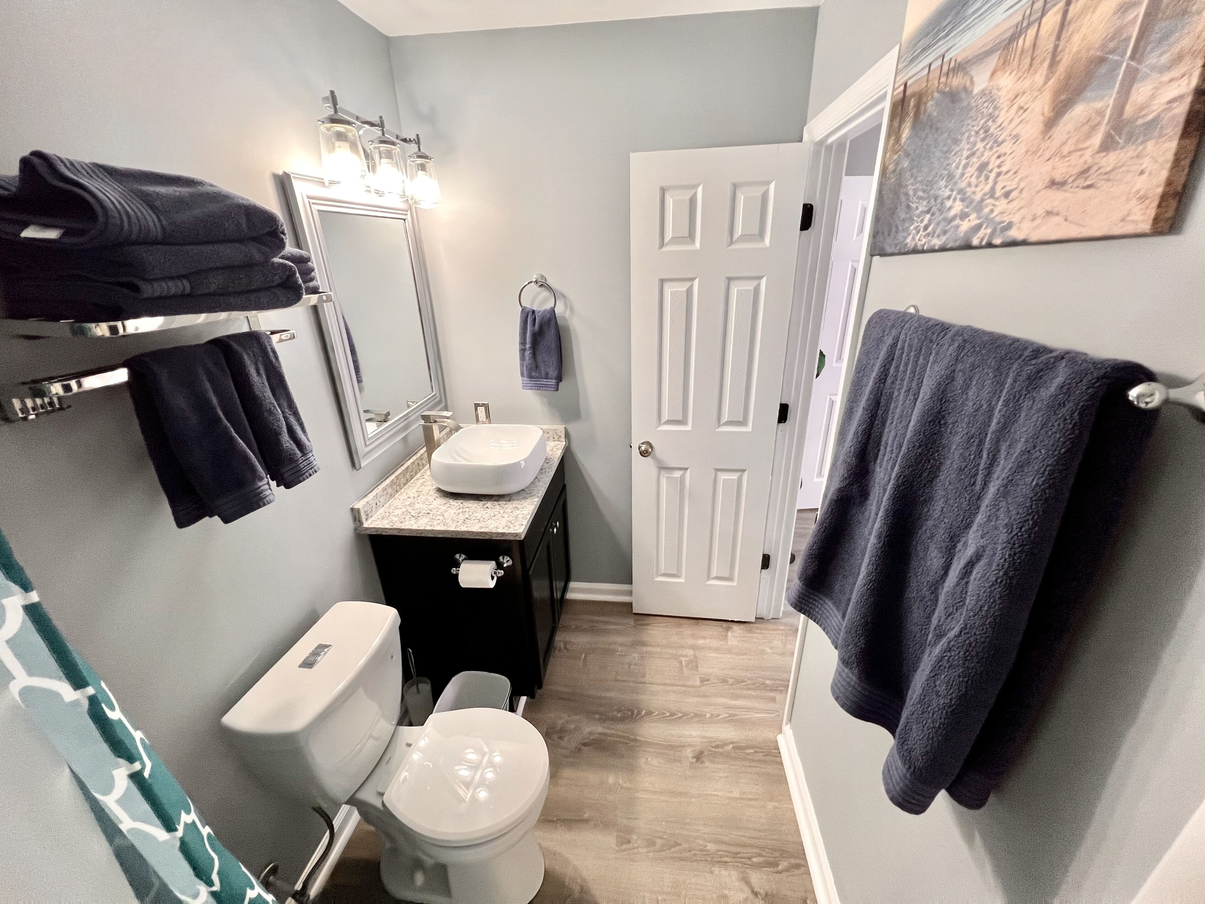 Secadora de cabello, toallas, jabón, shampoo 