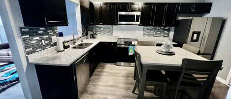 ثلاجة، ميكروويف، فرن، موقد طهي مسطح