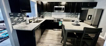 2bd 2.5 ba Sleeps 6 Luxury Townhome, Jacksonville NC. Close To Camp Lejeune