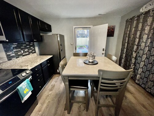 2bd 2.5 ba Sleeps 6 Luxury Townhome, Jacksonville NC. Close To Camp Lejeune