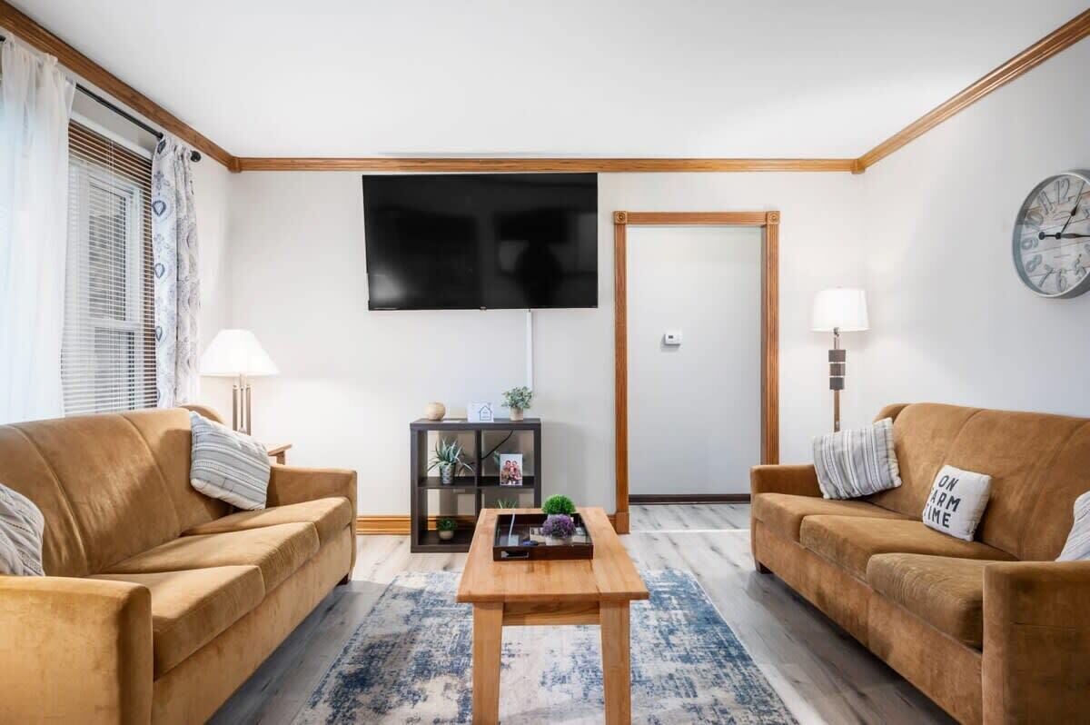 Near Downtown, Modern Interior - Chapel Hill Charm