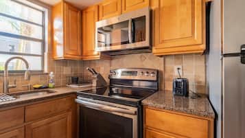 Kylskåp, mikrovågsugn, ugn och spishäll