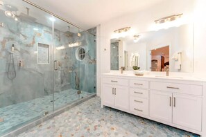 Douche, séchoir à cheveux, serviettes fournies, savon