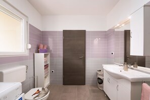 Douche, séchoir à cheveux, serviettes fournies, savon