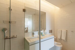 Departamento Premium | Baño | Regadera, secadora de cabello, toallas, jabón