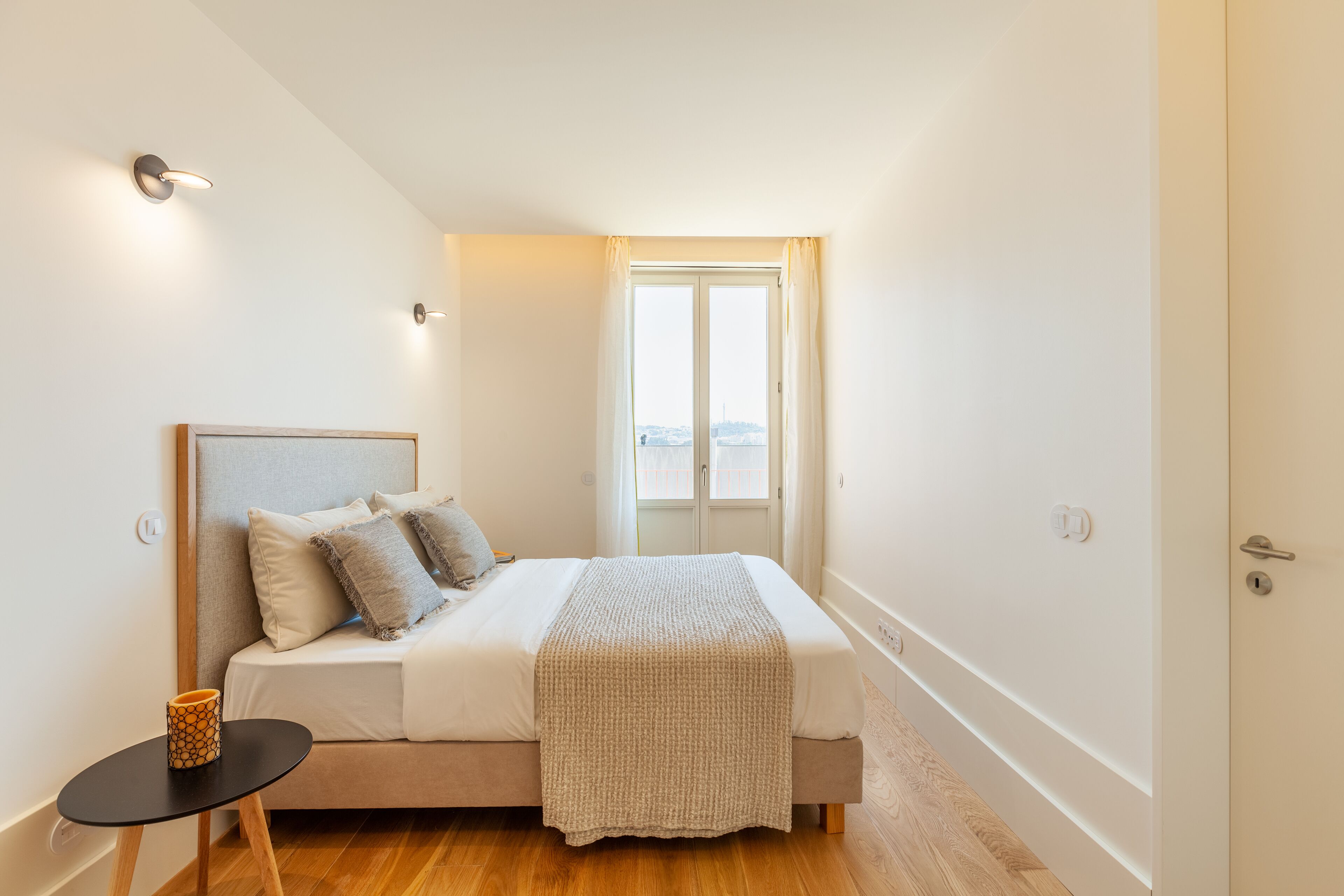 بديكورات فريدة لكل غرفة وطراز فريد لكل وحدة وستائر تعتيم