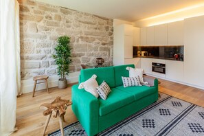 Apartamento Premium, vistas al jardín | Zona de estar | Smart TV de 55 pulgadas con canales por cable, una televisión