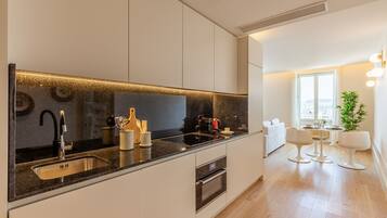 Premium Studio | Private kitchen | Fridge, microwave, oven, stovetop