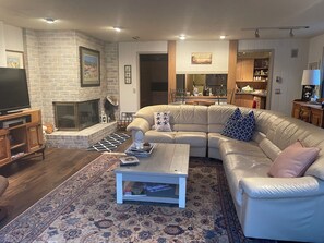 Smart-TV, Bücher, Stereoanlage