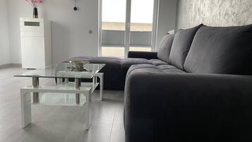 Signature-Penthouse | Wohnbereich | 65-Zoll-Smart-TV mit Kabelempfang, Fernseher, Videospielkonsole