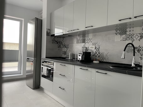 Signature Penthouse | Private kitchen | Full-size fridge, microwave, oven, stovetop