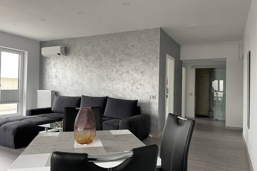 Signature-Penthouse | Wohnbereich | 65-Zoll-Smart-TV mit Kabelempfang, Fernseher, Videospielkonsole