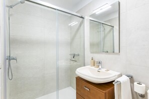 Shower, hair dryer, towels - Beachfront triplex with parking (Radazul)
