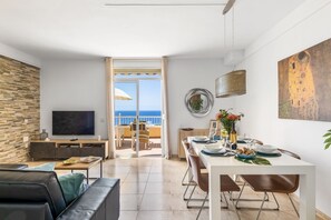 Een flatscreentelevisie en een computerscherm