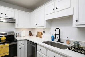 Réfrigérateur, four à micro-ondes, un four, surface de cuisson