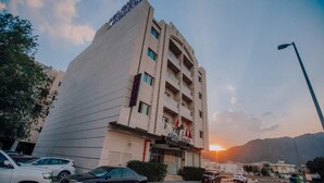 Un hotel de diseño moderno, con varios pisos y una entrada destacada.