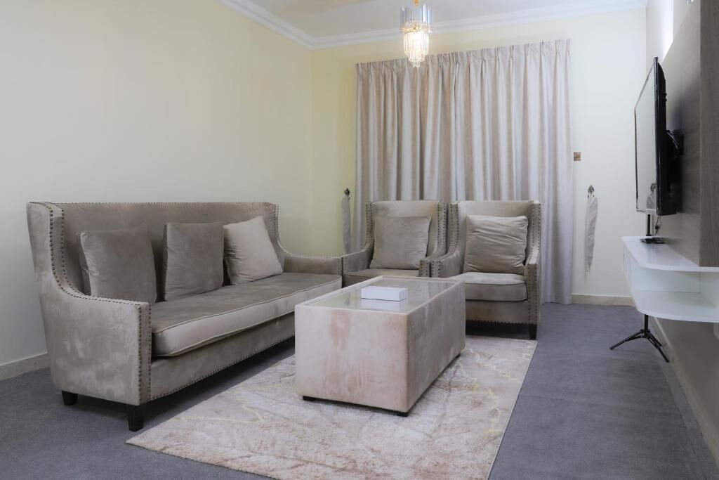 Ein Wohnzimmer mit Sofa, Sessel und Couchtisch.