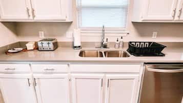 Frigorífico, horno, placa de cocina y lavavajillas