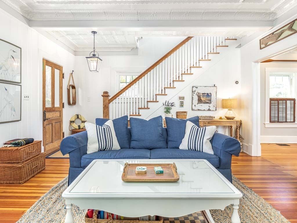 House, 1 King Bed, Kitchen, Garden View | Living area | 40-inch TV with cable channels