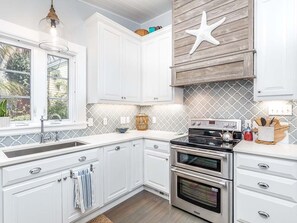 Maison, 1 très grand lit, cuisine, vue sur le jardin | Cuisine privée | Réfrigérateur, four à micro-ondes, un four, surface de cuisson