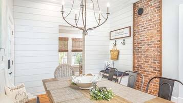 House, 1 King Bed, Kitchen, Garden View | Dining