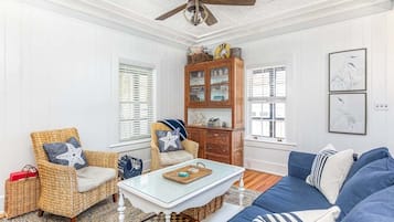 House, 1 King Bed, Kitchen, Garden View | Living area | 40-inch TV with cable channels