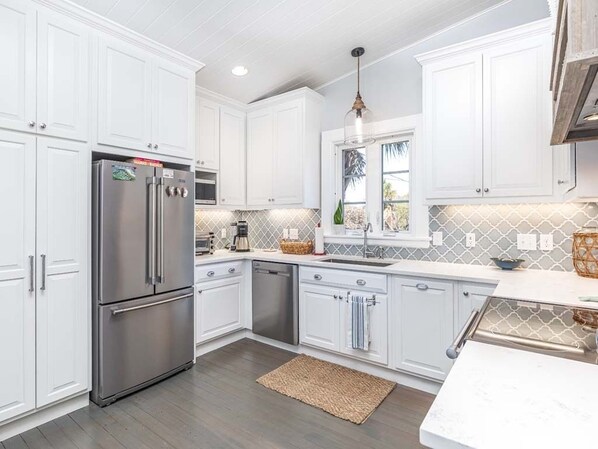 House, 1 King Bed, Kitchen, Garden View | Private kitchen | Fridge, microwave, oven, stovetop