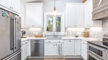 House, 1 King Bed, Kitchen, Garden View | Private kitchen | Fridge, microwave, oven, stovetop