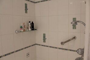 Shower, hair dryer, towels, soap - A spacious annexe for 4 in beautiful North Dorset. (Fontmell Magna)