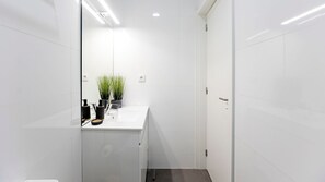 Sèche-cheveux, serviettes fournies