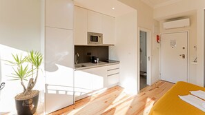 Kjøleskap, mikrobølgeovn, kokeplater og oppvaskmaskin