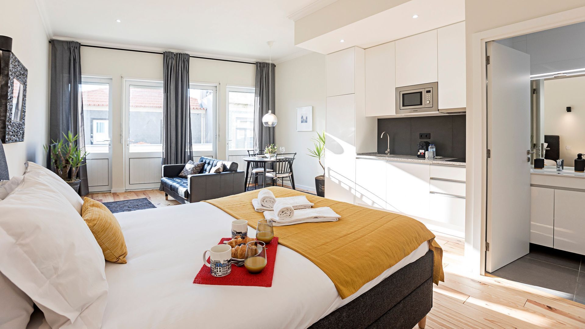 Tabla de planchar con plancha, wifi gratis, ropa de cama