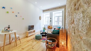 The bright and vibrant living area, with its unique decor and exposed stone, offers a lively space for relaxation.
#LivingRoom #EclecticDecor #LovelyStay - Riverside Cozy Studio by LovelyStay (Porto)