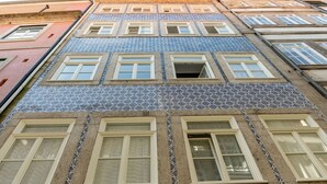 A building with a blue-tiled facade, multiple windows, and a mix of architectural styles. - Riverside Cozy Studio by LovelyStay (Porto)