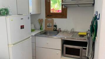 Een koelkast, een microgolfoven, een kookplaat