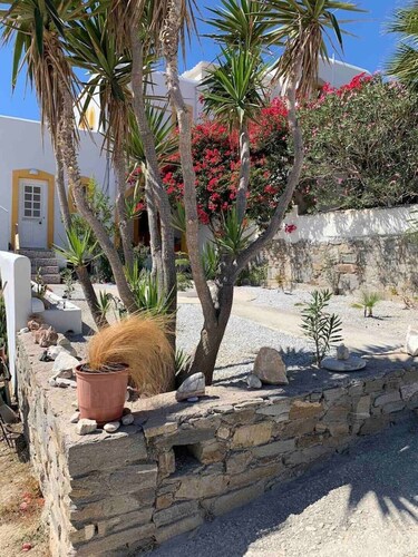 Penthouse studio overlooking Paroikia Bay!